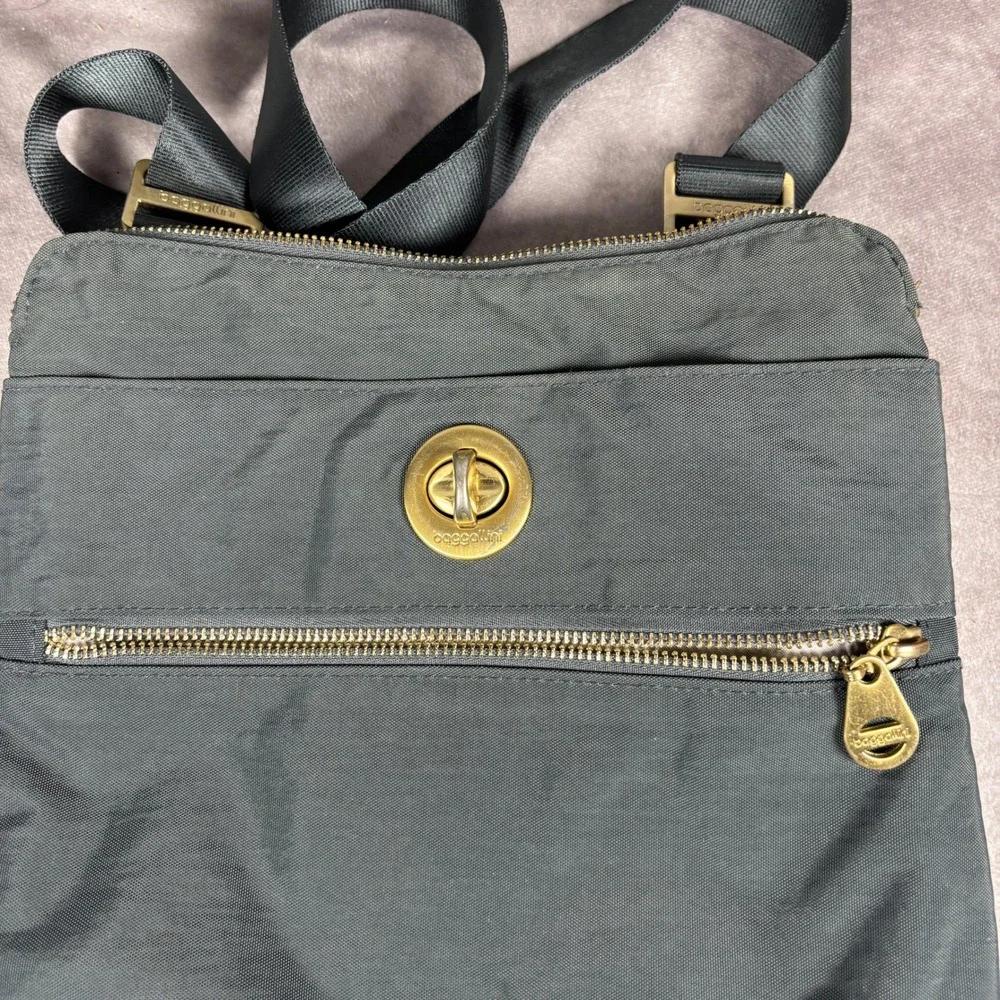 Baggallini Crossbody Bag Womens Medium Gray Nylon Everyday Travel Gold Hardware